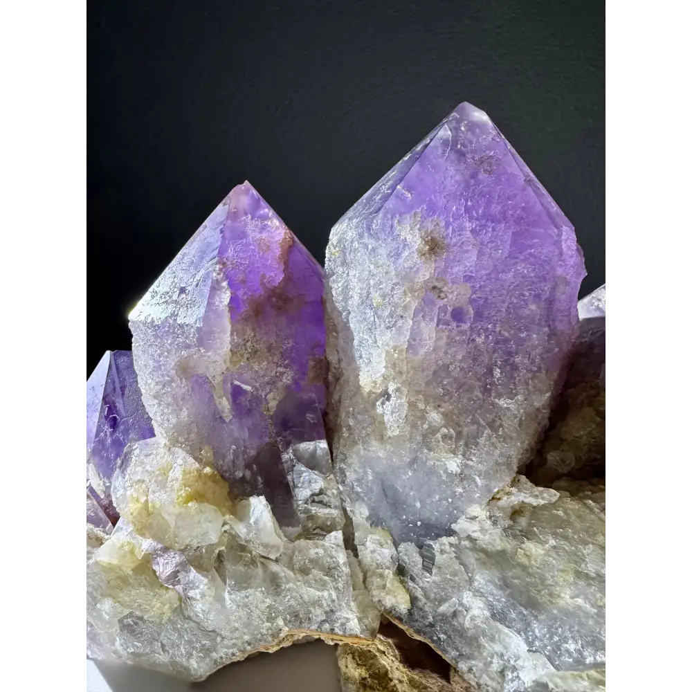 Amethyst-Kristallgruppe mit violetten Kristallen und glänzender Oberfläche
