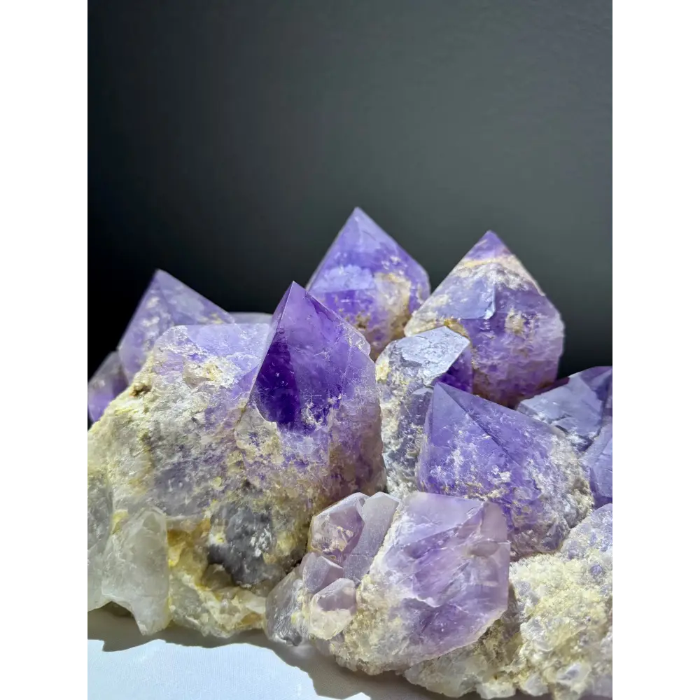 Cluster von Amethyst Kristallen in der Amethyst-Kristallgruppe, schön und energiegeladen