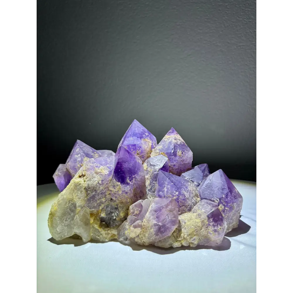 Amethyst-Kristallgruppe mit violetten Kristallen in einem Cluster, natürlicher Schmuckstein