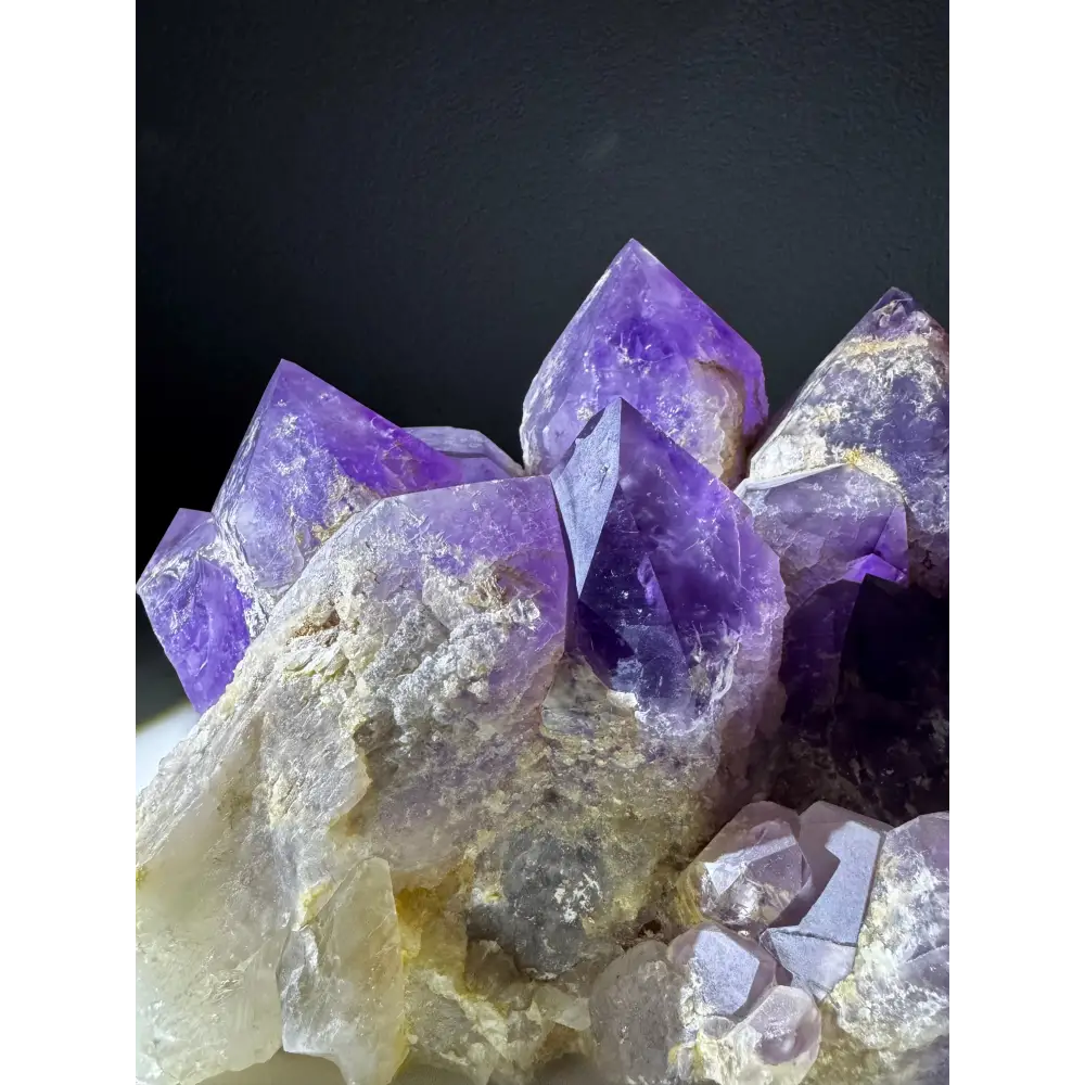 Cluster aus lila Amethystkristallen für energetische Heilung und Dekoration