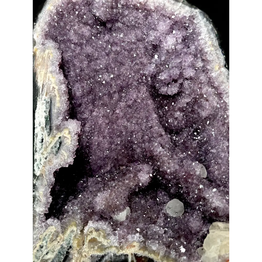 Lila Amethyst-Druse mit Kalzit in einer ansprechenden Display-Appearance