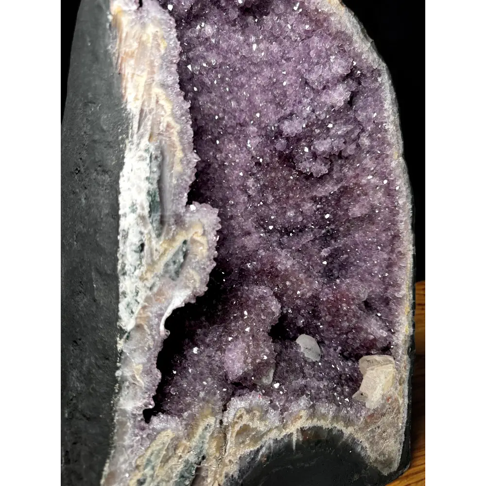 Amethyst-Druse mit Kalzit und dunklem Außenbereich, elegante Mineralien-Dekoration