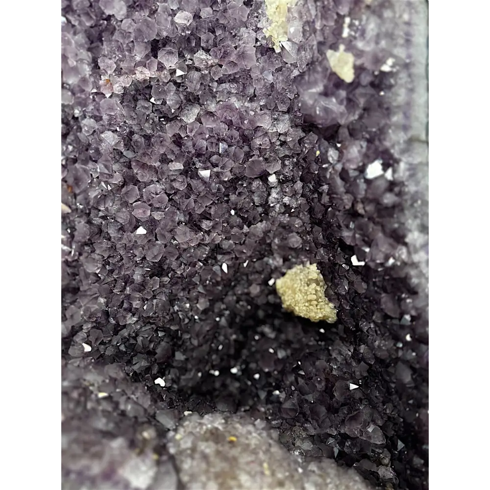 Amethyst-Druse mit Kalzitkristallen und gelben Einschlüssen, beeindruckendes Mineralexemplar