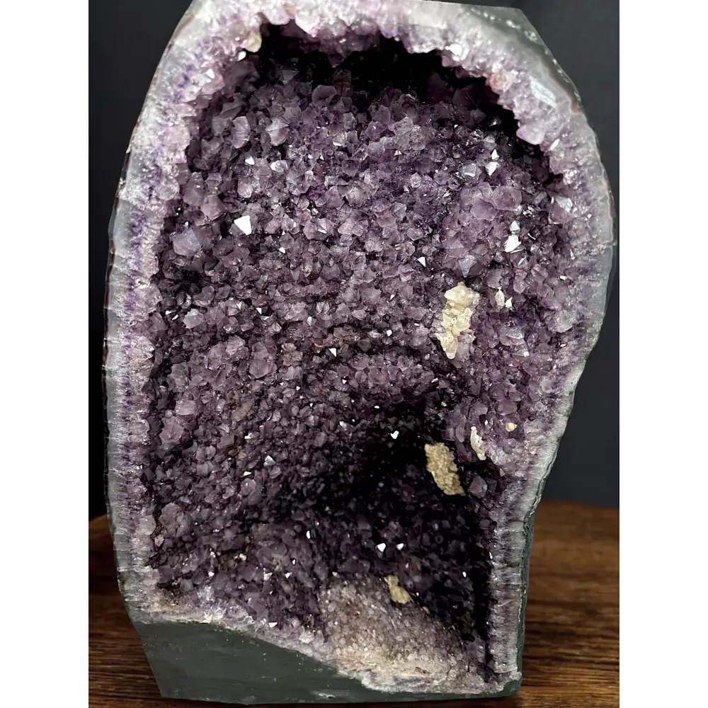 Amethyst-Druse mit Kalzitkristallen und sichtbaren Amethystkristallen