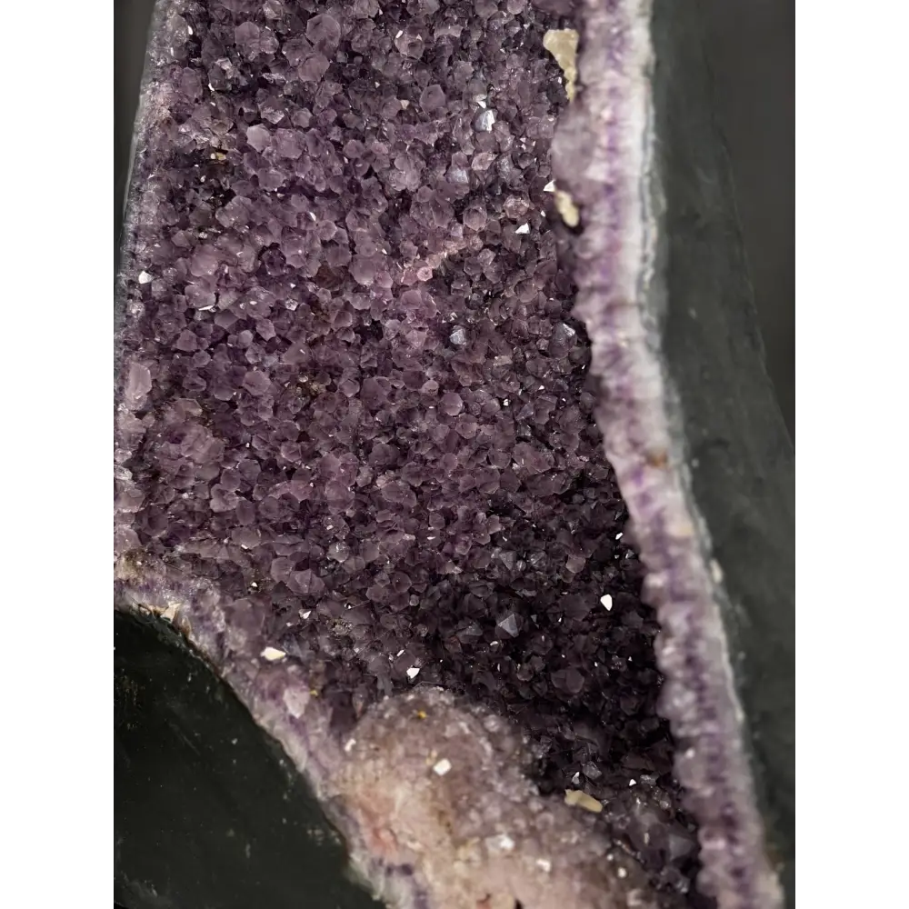 Amethyst-Druse mit Kalzitkristallen und violetten Kristallen