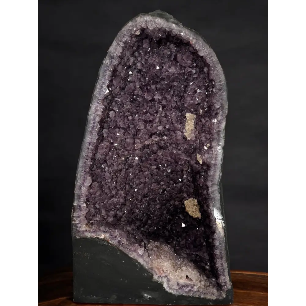 Amethyst-Druse mit dunklen violetten Kristallen und Kalzitkristallen