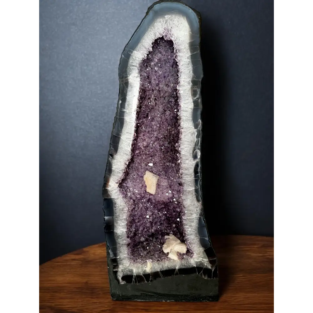 Amethystdruse mit weißen Calcit-Einschlüssen und violettem Amethystgeode