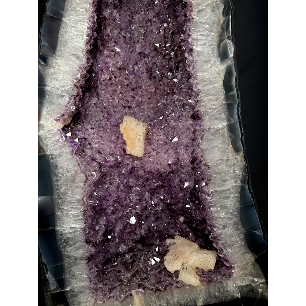 Amethystdruse mit natürlichen Calcit-Einschlüssen und violettem Amethystgeode