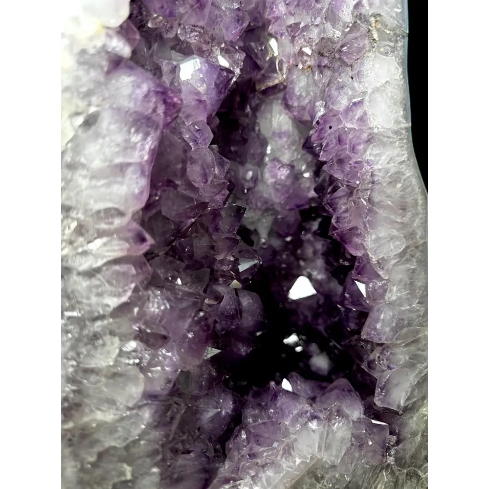 Amethyst-Druse mit dünner Achatschale und kristallinem Innenraum