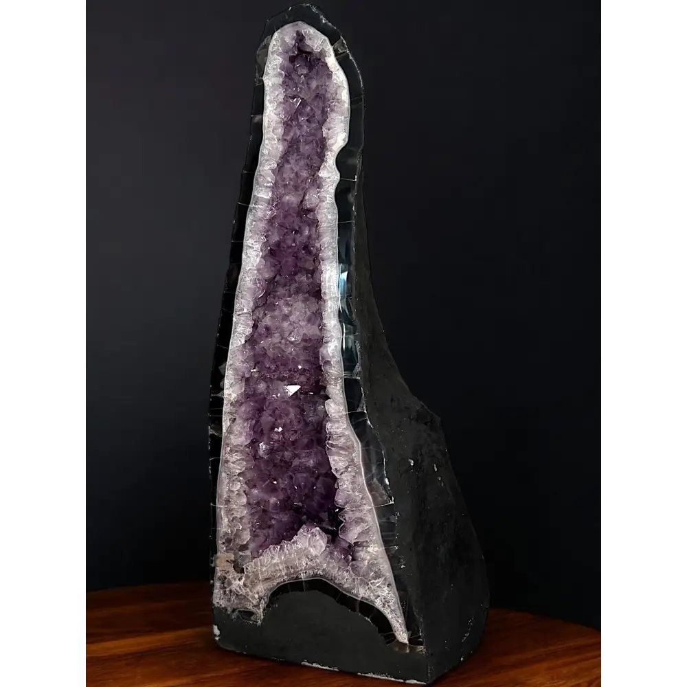 Amethyst Druse mit schwarzer Außenhülle und dünner Achatschale sichtbar