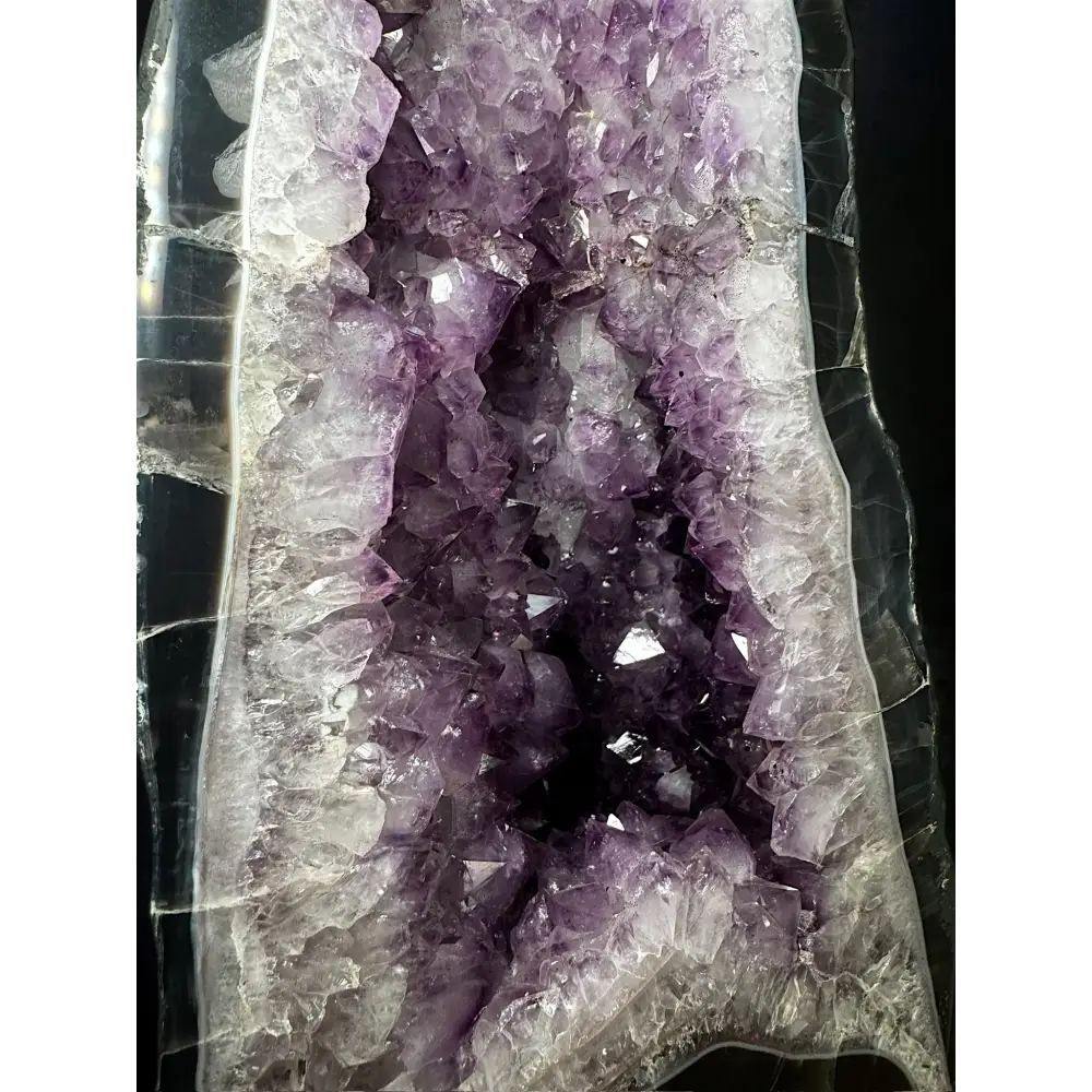Amethystgeode mit violetten Kristallen in einer dünnen Achatschale