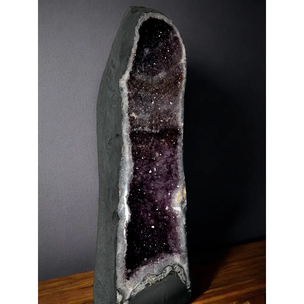 Amethyst-Druse mit gelber Achatschale und Kalzitkristallen, graue roughe Außenhülle