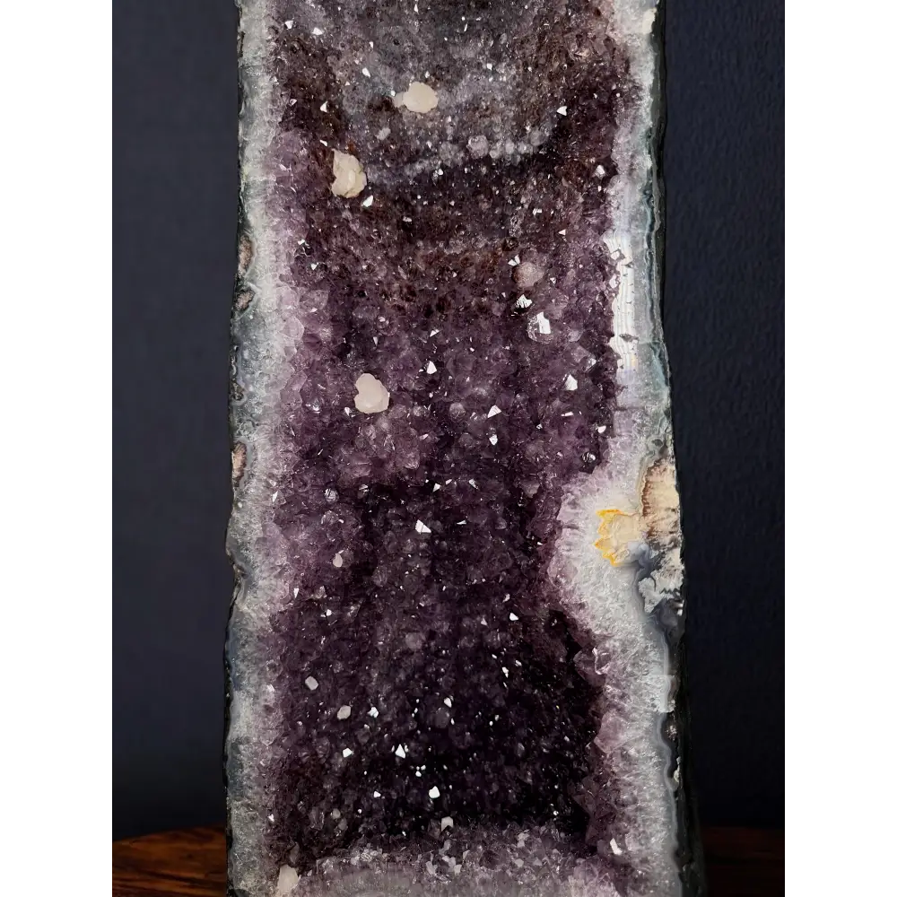 Amethyst-Druse mit Quarzeinschlüssen, dünne Achatsschale und Kalzitkristalle