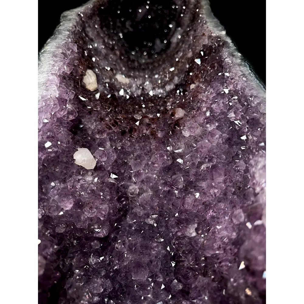 Amethyst-Druse mit dünner Achatschale und Kalzitkristallen, Kristallformationen
