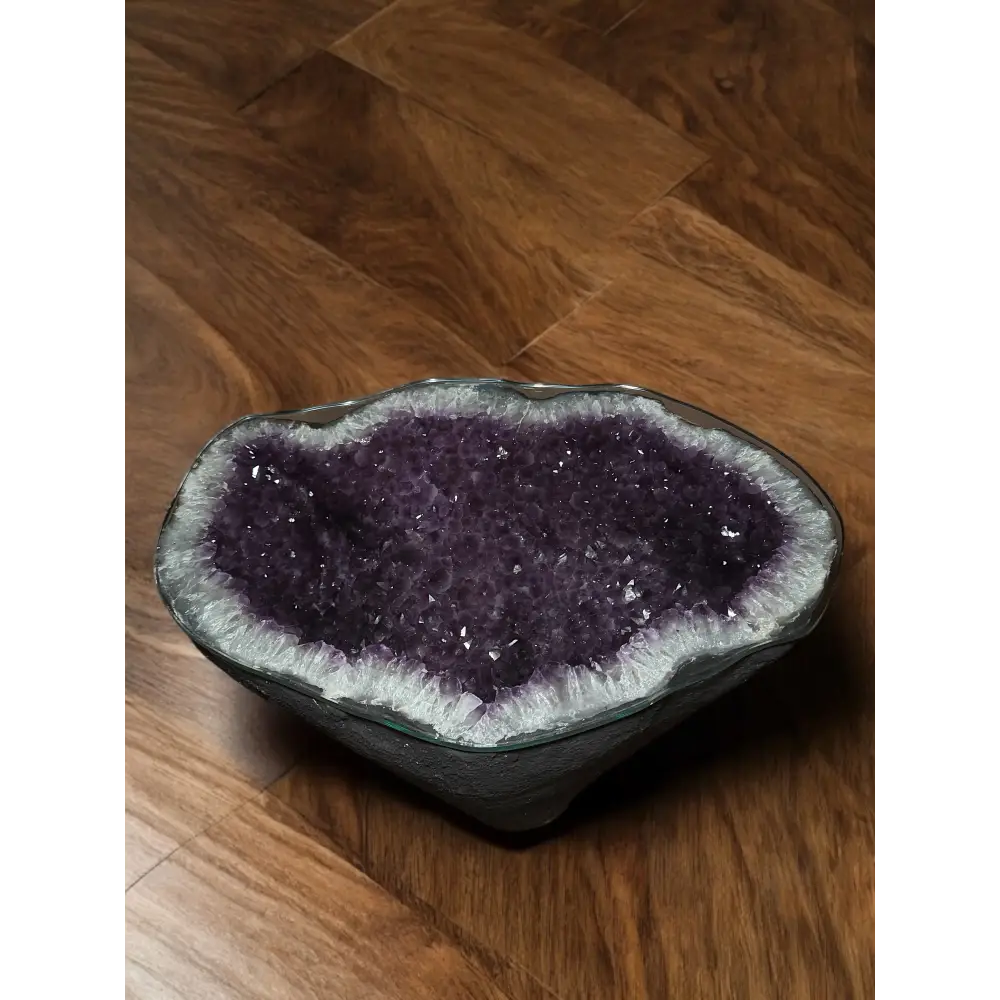 Amethyst Geode mit violetten Kristallen und weißem Rand auf Glasplatte, Tisch Dekoration