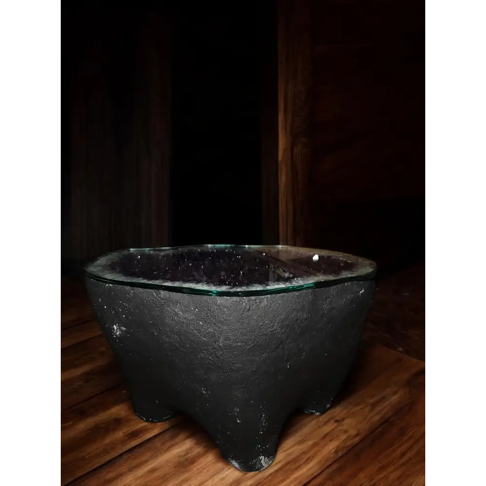 Schwarzer Kessel-Form Tisch mit Glasplatte im Produkt Amethyst-Drusen-Tisch