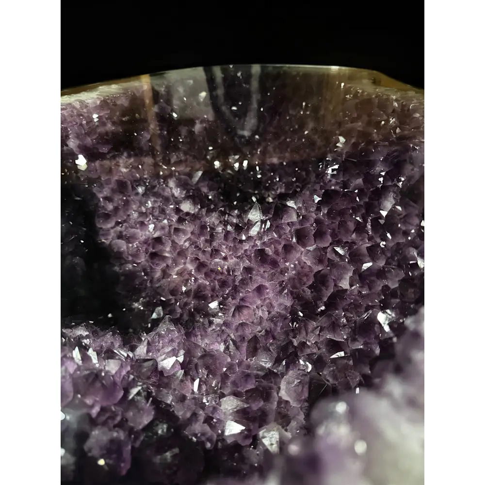 Amethyst-Drusen-Tisch mit Glasplatte und funkelnden Kristallen