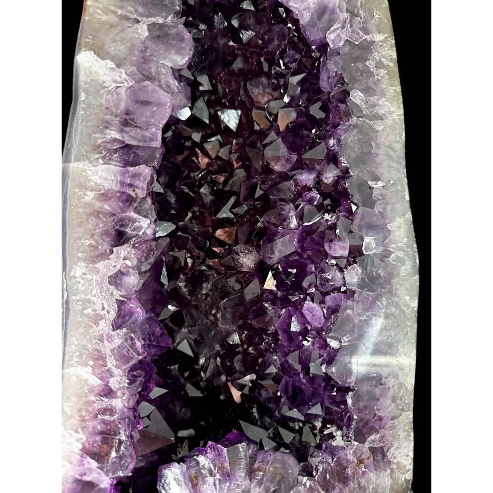 Amethystdruse mit intensiver Kristallstruktur und dunklen violetten Kristallen