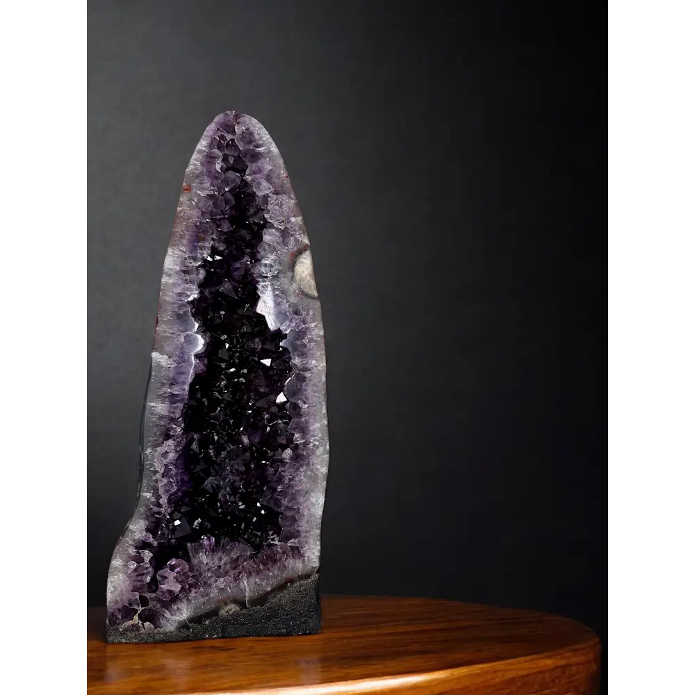 Amethystdruse mit dunklen violetten Kristallen und intensiver Kristallstruktur