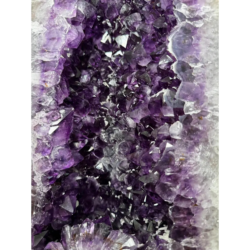 Amethystdruse mit intensiver Kristallstruktur und violetten Amethyst Kristallen