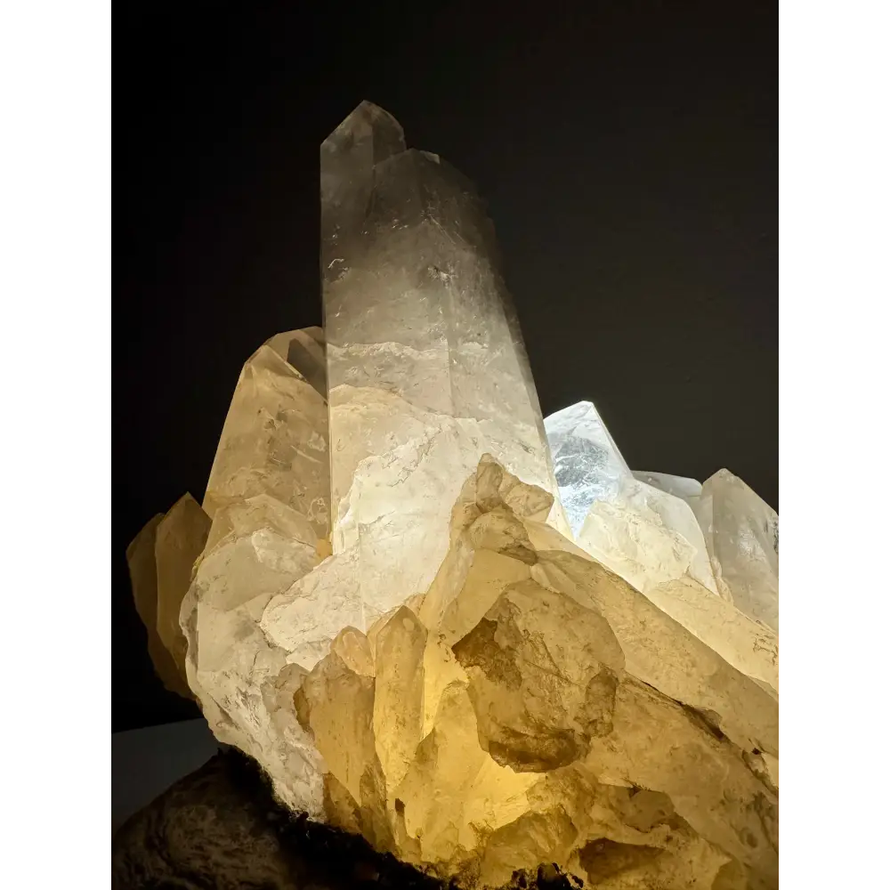 Beleuchteter Bergkristall-Cluster mit beeindruckender Struktur für die Bergkristall-Lampe