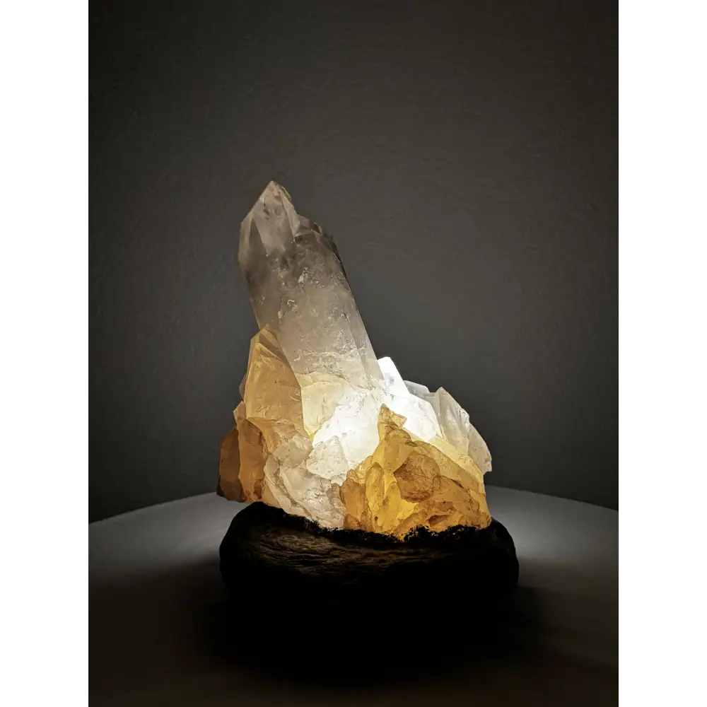 Beleuchteter Bergkristall-Cluster in der Bergkristall-Lampe mit beeindruckender Struktur