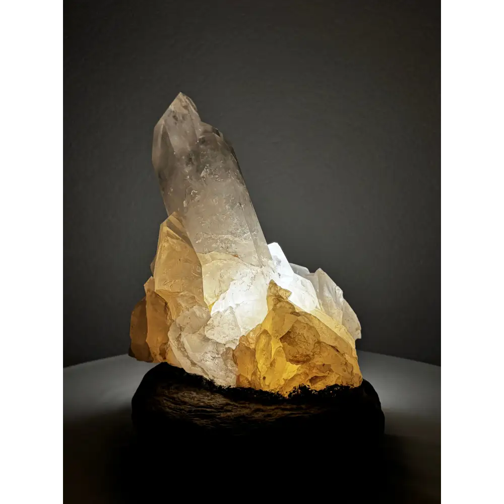 Illuminierter Bergkristall-Cluster bei der Bergkristall-Lampe mit beeindruckender Struktur