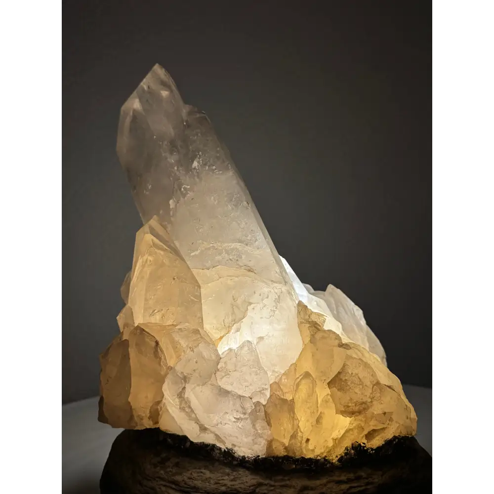 Illuminierter Bergkristall-Cluster in der Bergkristall-Lampe mit beeindruckender Struktur