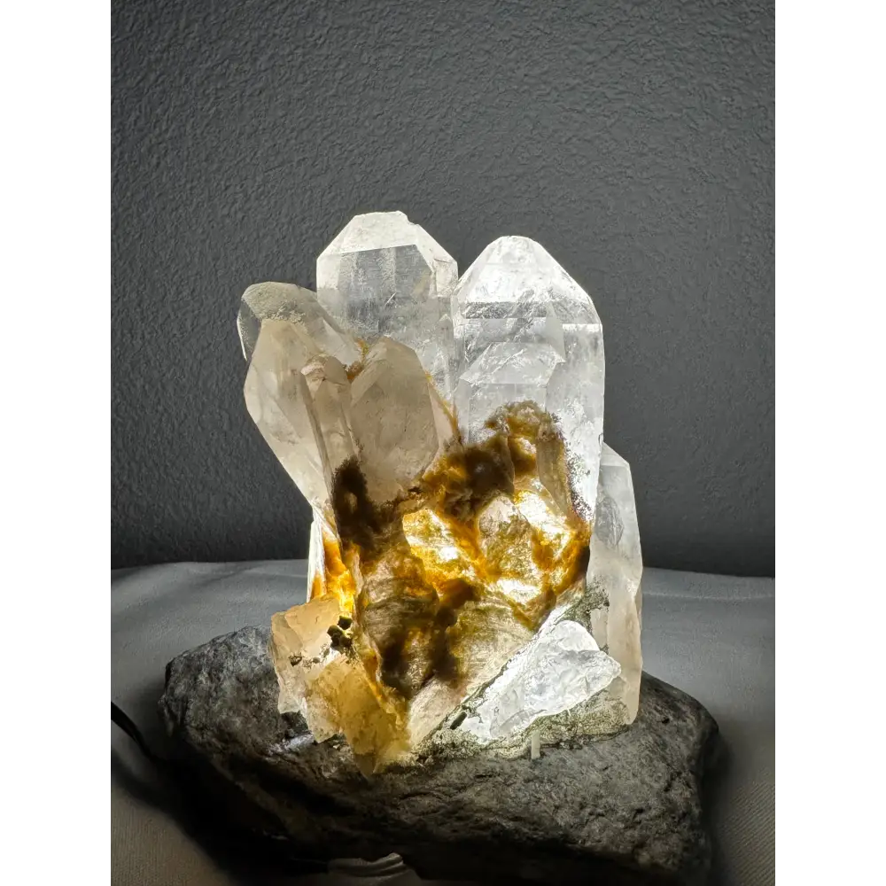 Illuminierter Bergkristall-Cluster auf Felsenbasis für Bergkristall-Lampe mit doppelter Kristallspitze