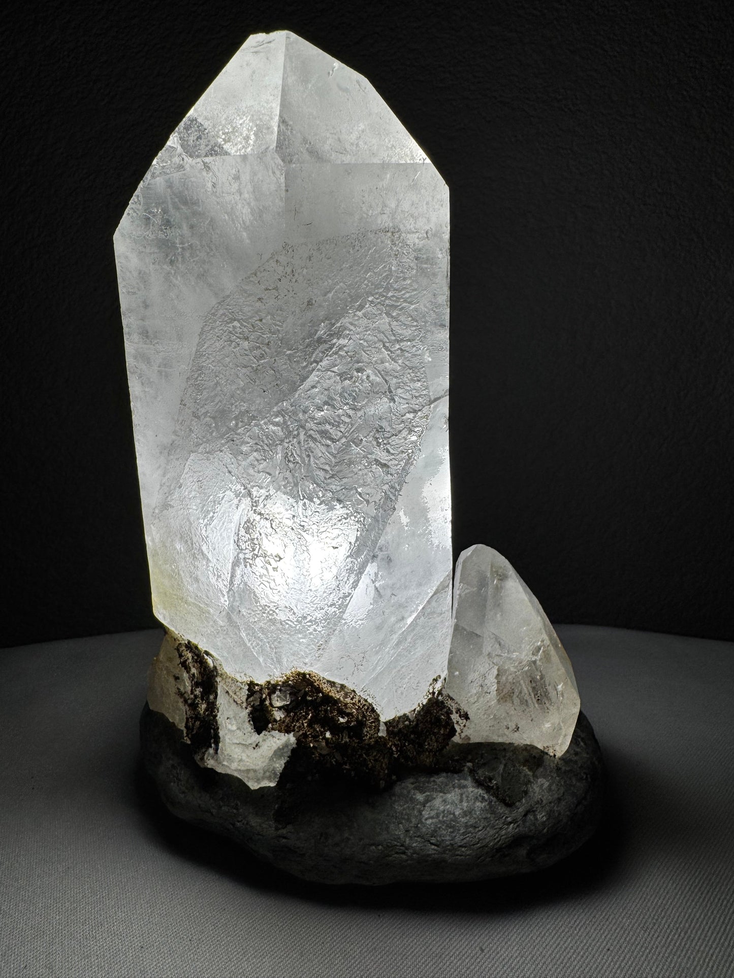 Bergkristall-Lampe mit kleinem Kristallspitz