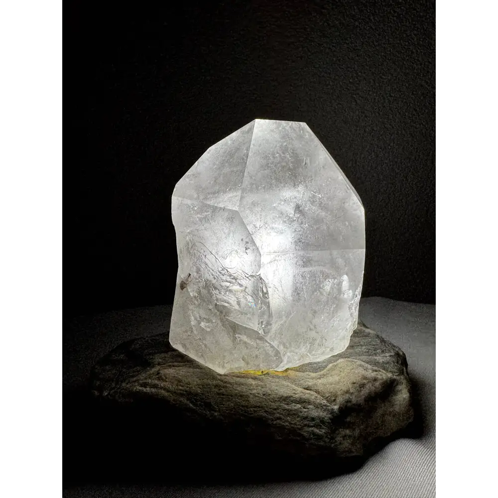 Illuminierter klarer Bergkristall-Quartz in der Kompakten Bergkristall-Lampe