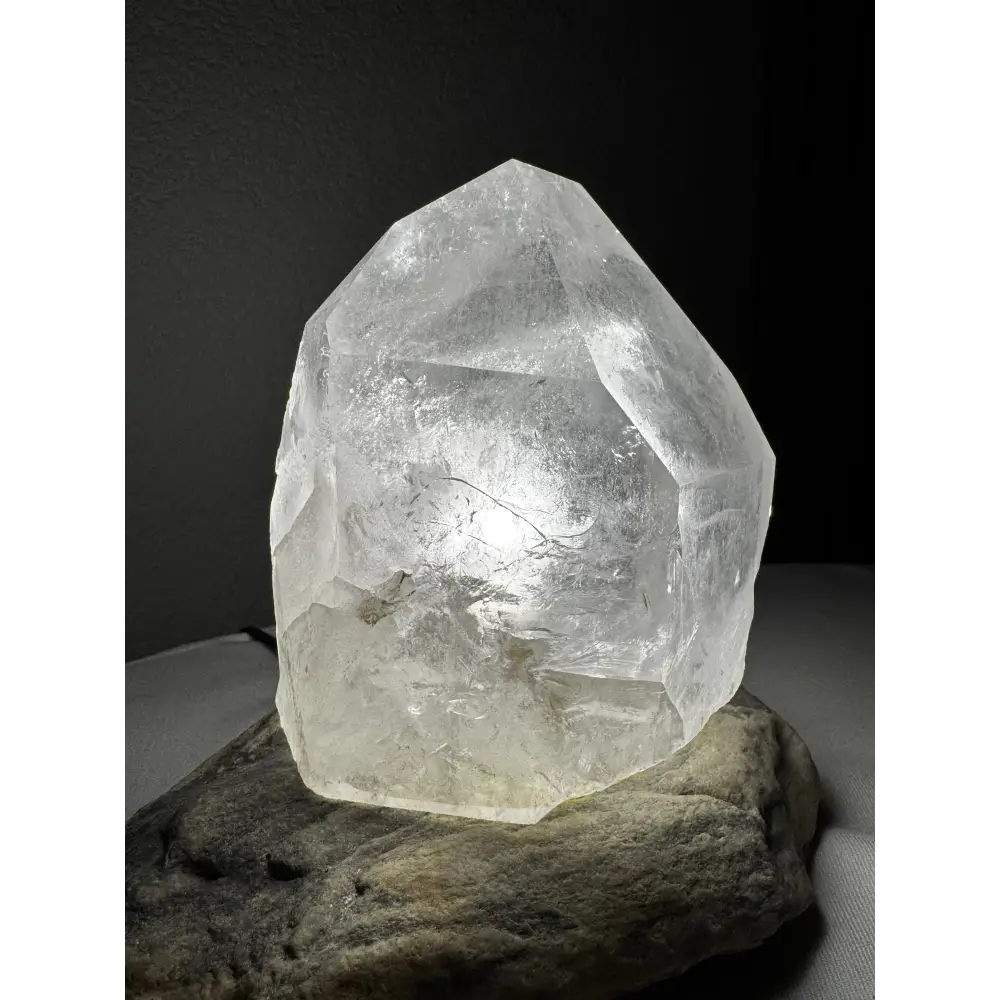 Illuminierte Bergkristall-Lampe für eine stilvolle Beleuchtung und Kristallpräsentation