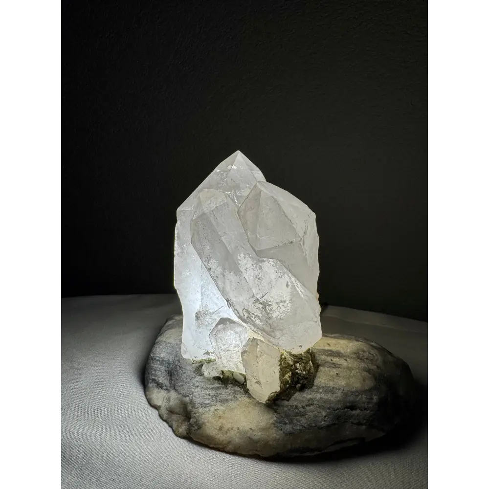 Illuminierter Bergkristall-Cluster in der Exklusive Bergkristall-Lampe