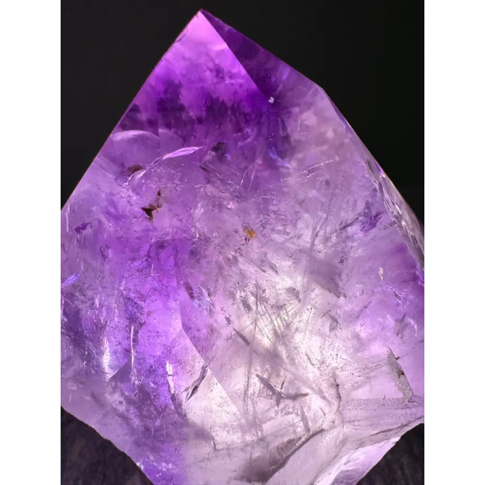 Transluzenter violetter Amethyst Kristall in der Leuchtende Amethyst-Lampe