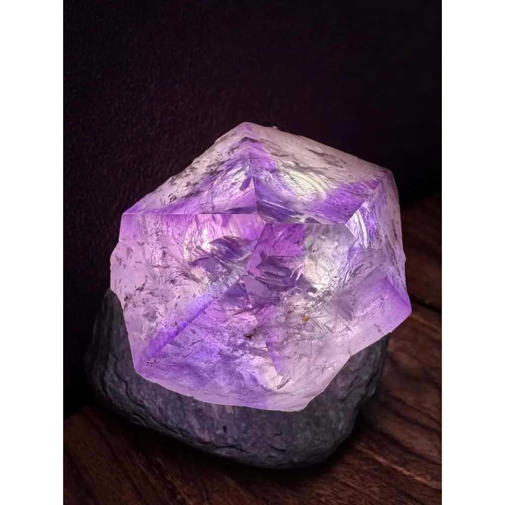 Transluzide violette Kristallformation für die Leuchtende Amethyst-Lampe