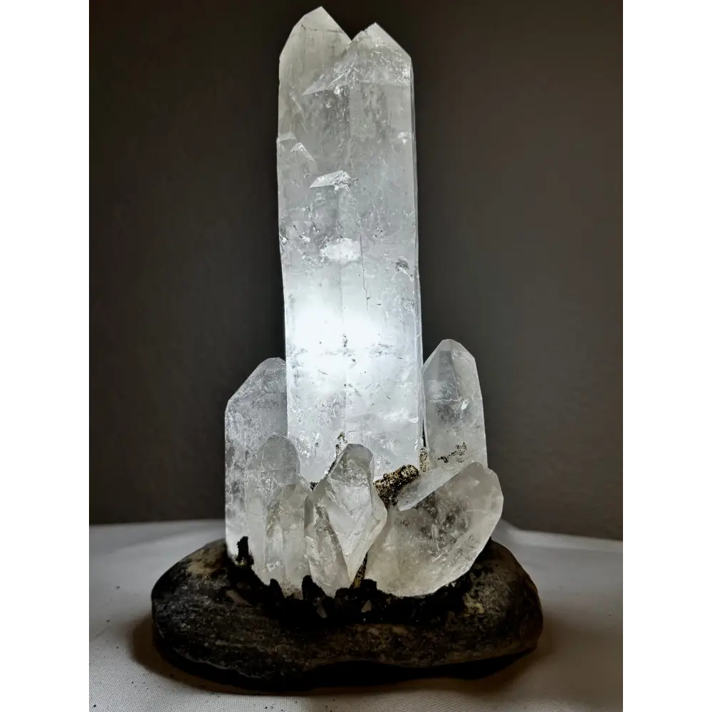 Quartz-Kristallcluster auf dunklem Sockel für Monumentale Bergkristall-Lampe