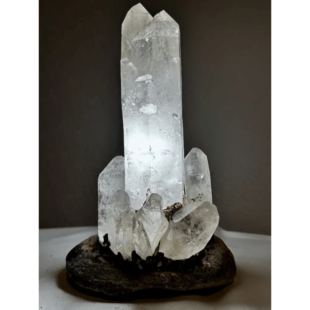 Monumental rock crystal lamp - Mitho by Mineralienhotel