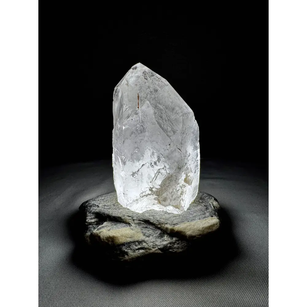Transluzenter Bergkristall-Quarzkristall in der Natürliche Bergkristall-Lampe