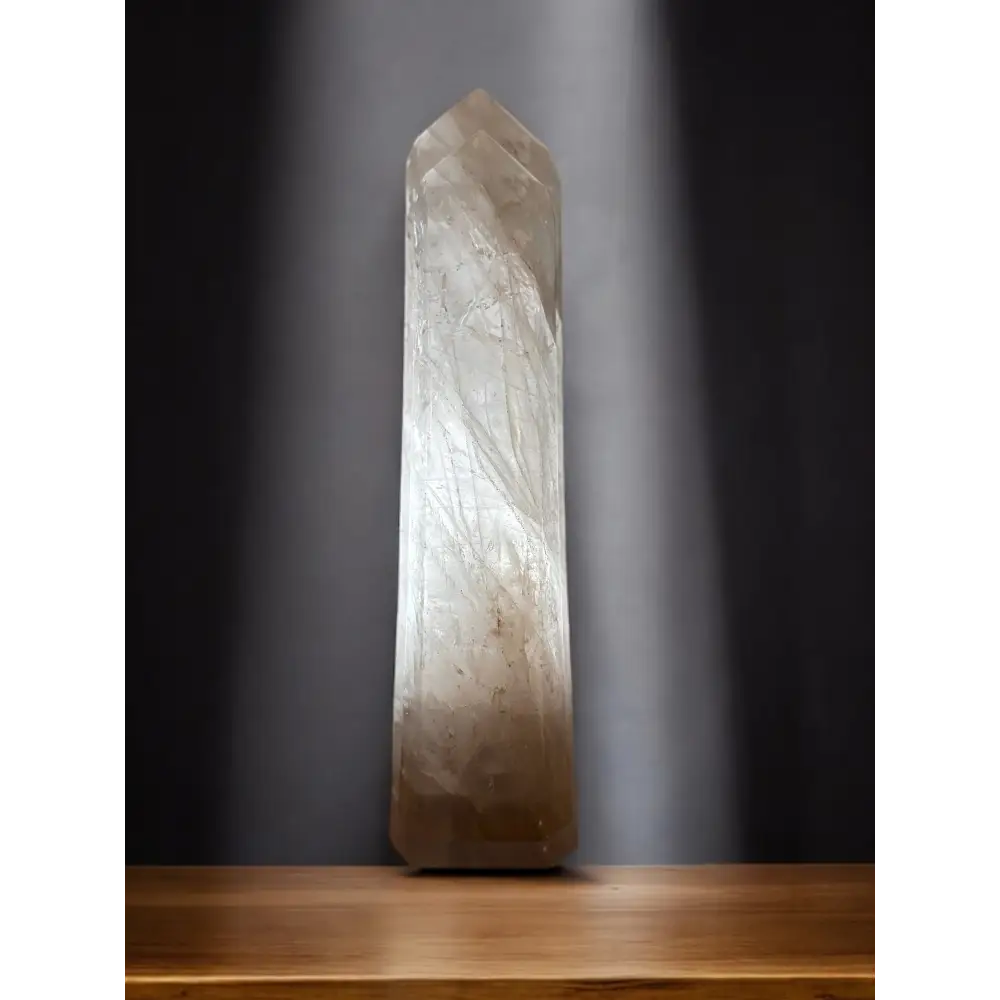 Transparente Bergkristallspitze mit beeindruckender Höhe, naturbelassen und glänzend