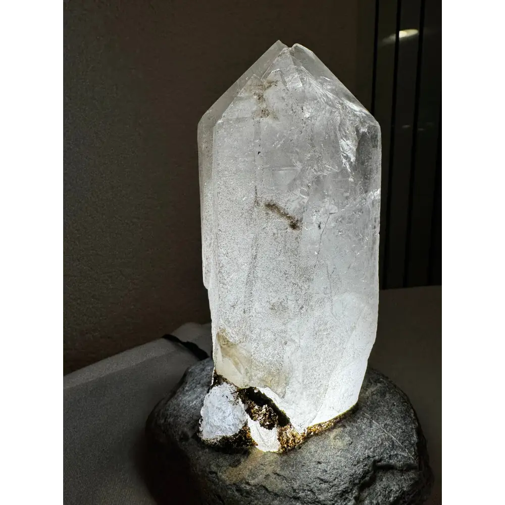Illuminierter Bergkristall auf Felsenbasis in der Bergkristall-Lampe mit natürlichem Glanz
