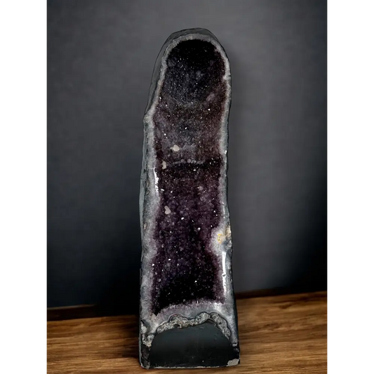 Amethyst-Druse mit dünner Achatschakra und Kalzitkristallen, natürliche Geodenformation