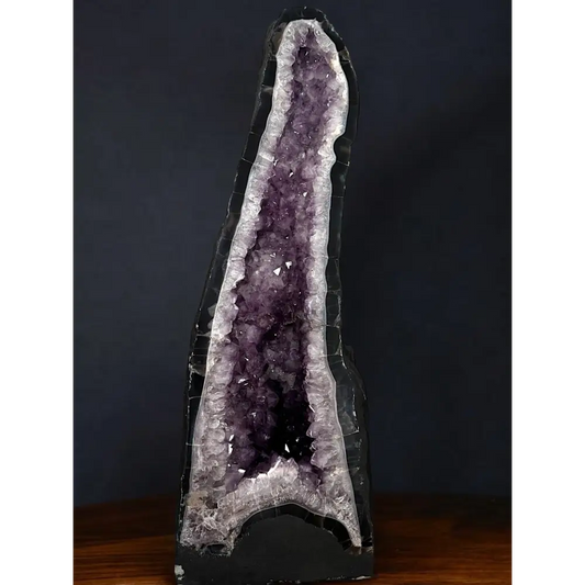 Amethyst-Druse mit dunkler äußere Schicht und violettem Kristallinneren