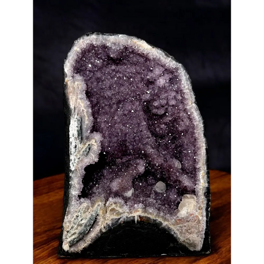Amethyst-Druse mit Kalzit und kristallinem Inneren als dekoratives Mineralexemplar