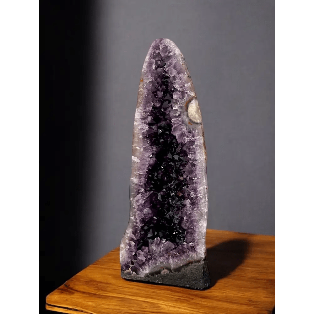 Amethyst druse with intense crystal structure - Mitho by Mineralienhotel