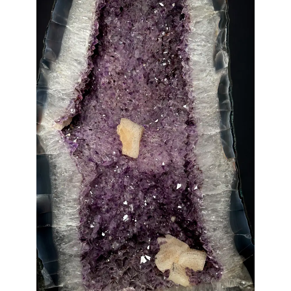 Amethystdruse mit natürlichen Calcit-Einschlüssen und violettem Amethystkiefer