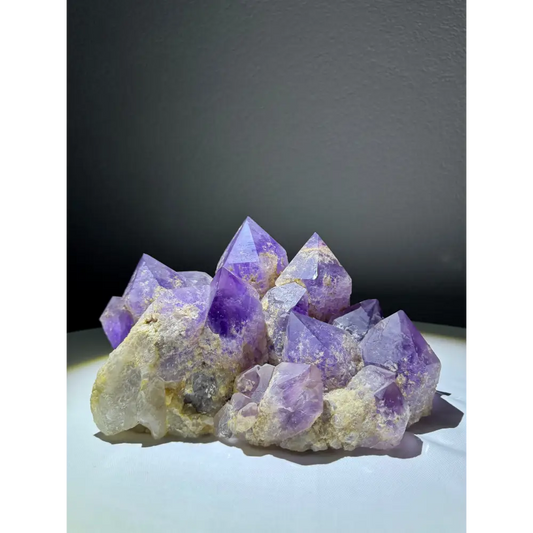 Cluster aus lila Amethyst Kristallen in der Amethyst-Kristallgruppe, naturbelassen