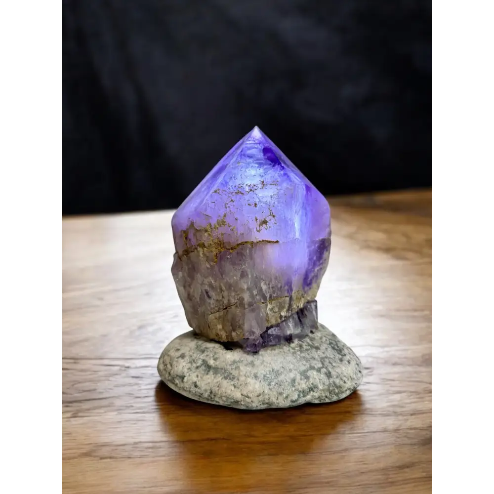 Amethyst-Lampe Natur mit violettem Kristallspitze auf grauem Stein, energiespendend