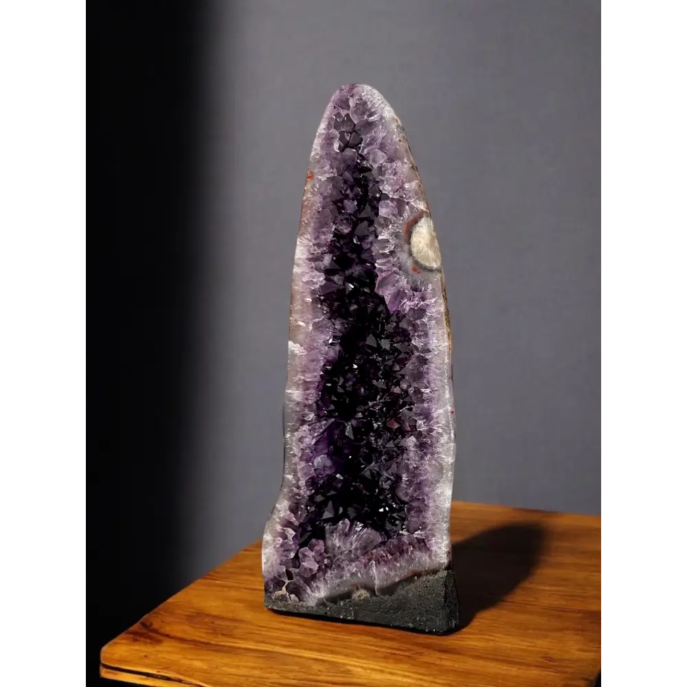 Amethystgeode mit dunkelpurpur Kristallen in der Amethystdruse mit intensiver Kristallstruktur
