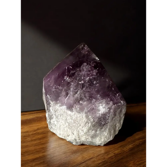 Amethystspitze mit Quarzbasis, kristallklar und dekorativ für Edelsteinliebhaber