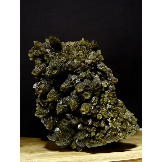 Grüner Kristallcluster aus Artischocken-Rauchquarz, beeindruckende Mineralbildung